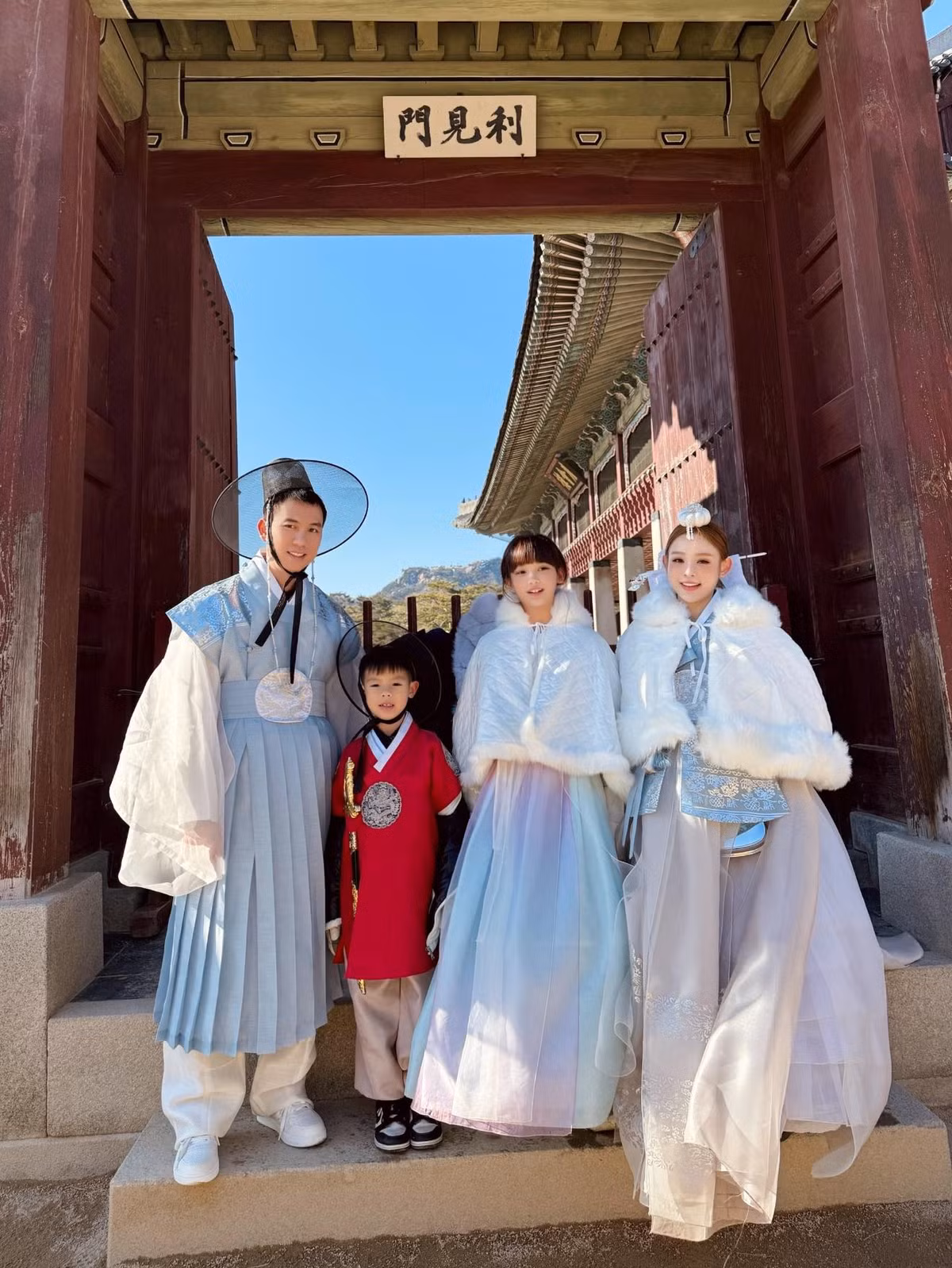 Gia đình nhỏ của cô thường xuyên đi du lịch vòng quanh thế giới. Ảnh: FB Đặng Ngọc Huyền