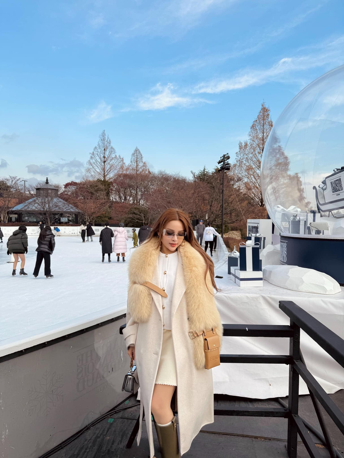 Cô thường xuyên xuất hiện với những bộ trang phục hàng hiệu đắt đỏ, các chuyến du lịch sang trọng và nhiều bữa tiệc xa hoa. Ảnh: FB Đặng Ngọc Huyền