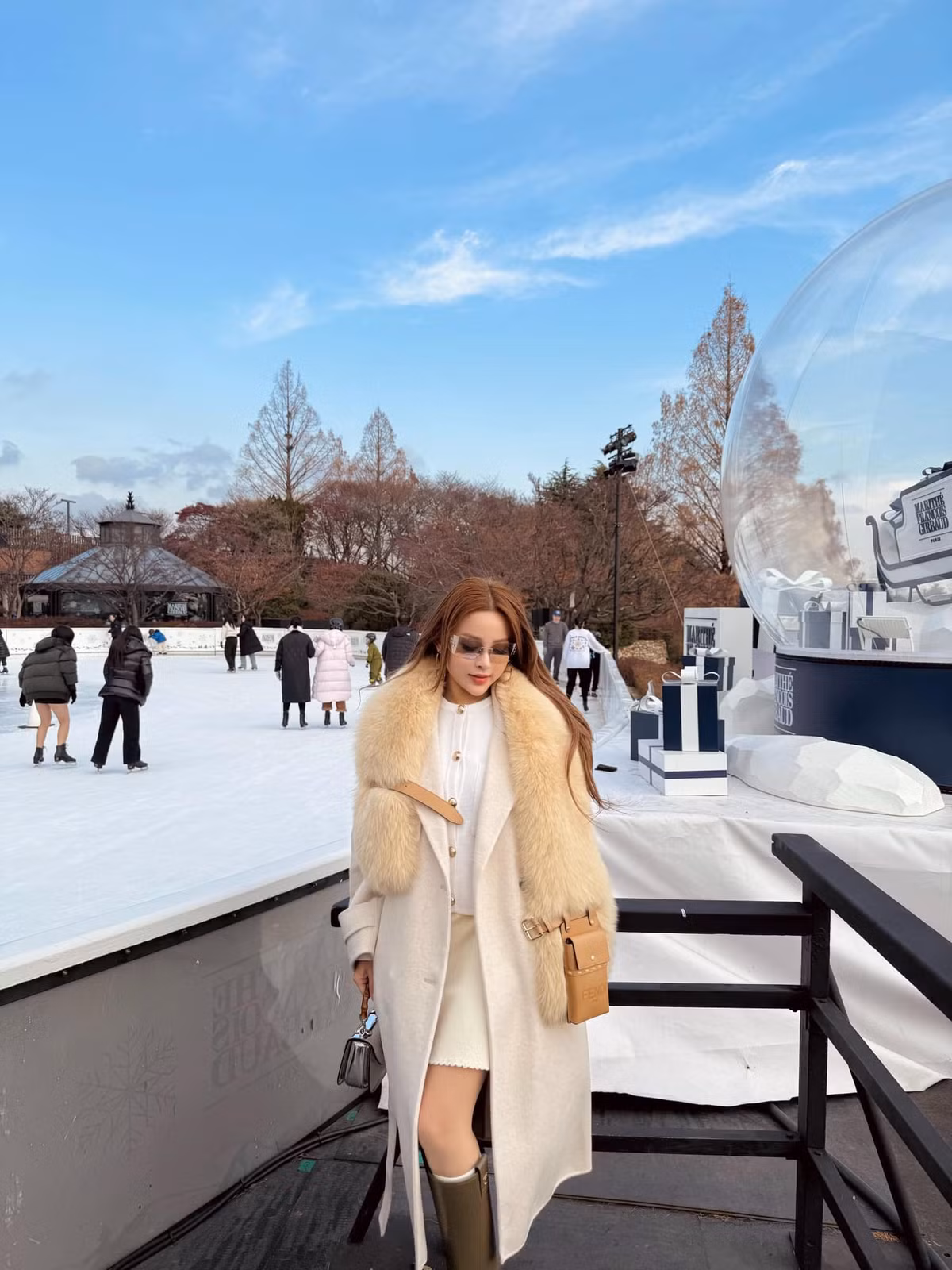 Cô thường xuyên xuất hiện với những bộ trang phục hàng hiệu đắt đỏ, các chuyến du lịch sang trọng và nhiều bữa tiệc xa hoa. Ảnh: FB Đặng Ngọc Huyền