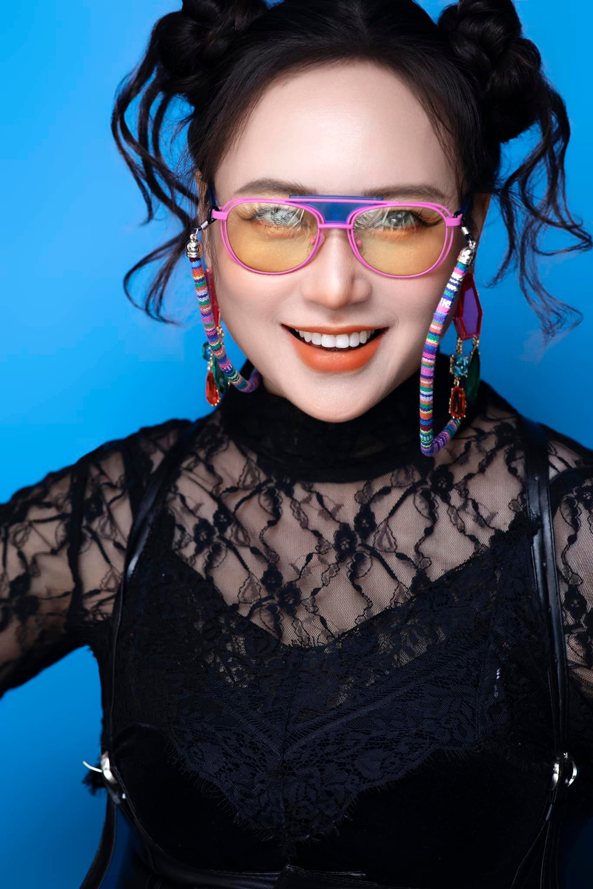 Ca sĩ Khánh Linh chụp ảnh với phong cách trẻ trung. Ảnh: FB Khánh Linh