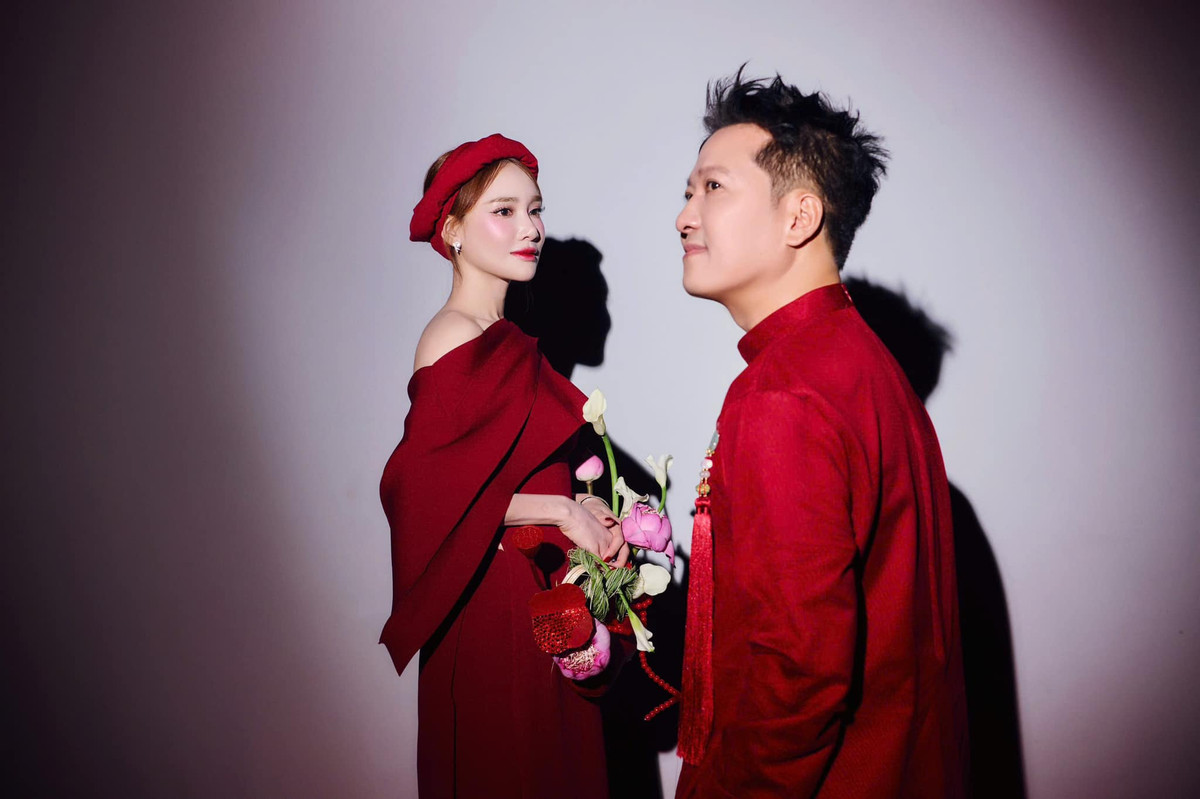 Nhã Phương xả ảnh diện trang phục màu đỏ cùng Trường Giang dự sự kiện. Ảnh: FB Trường Giang