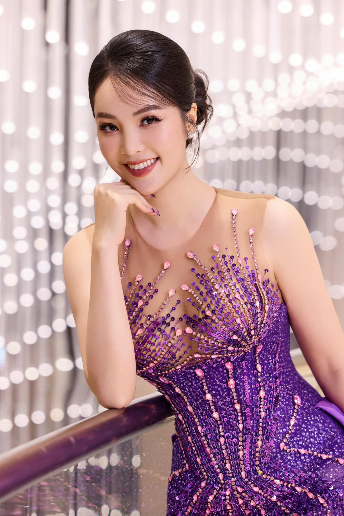 Á hậu Thuỵ Vân xinh đẹp, gợi cảm đi làm MC. Ảnh: FB Nguyễn Thuỵ Vân