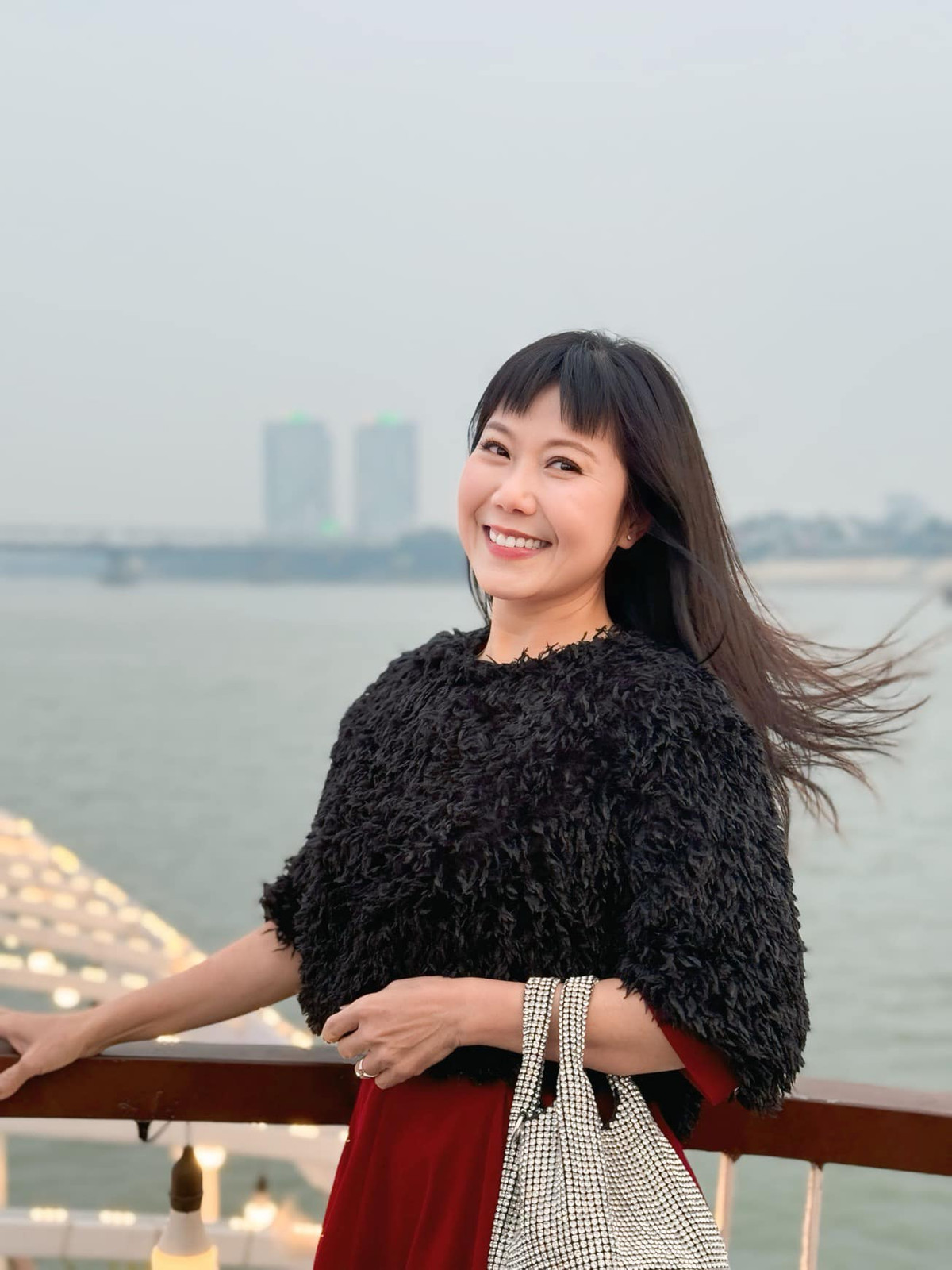 Diễn viên Hương Tươi ngắm hoàng hôn trên du thuyền ở sông Hồng. Ảnh: FB Trần Thu Hương