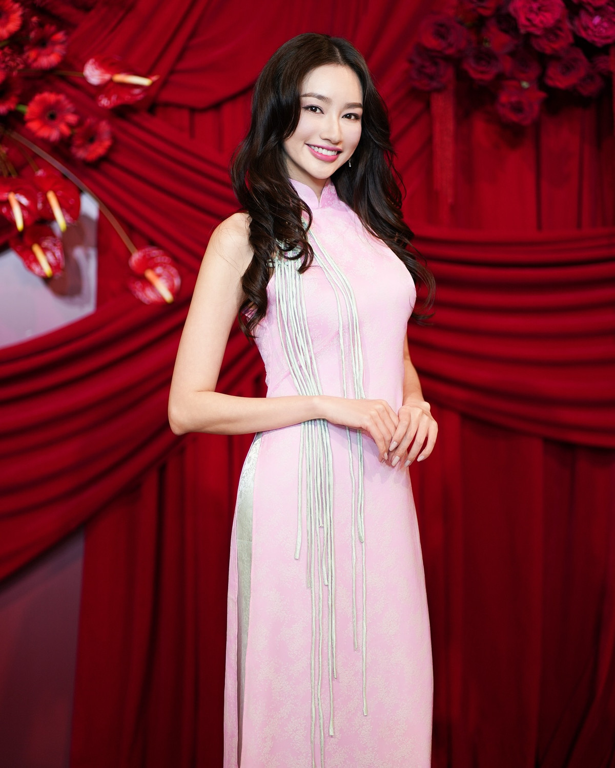 Trúc Diễm xinh đẹp khi diện áo dài cách tân. Ảnh: FB Trương Tri Trúc Diễm