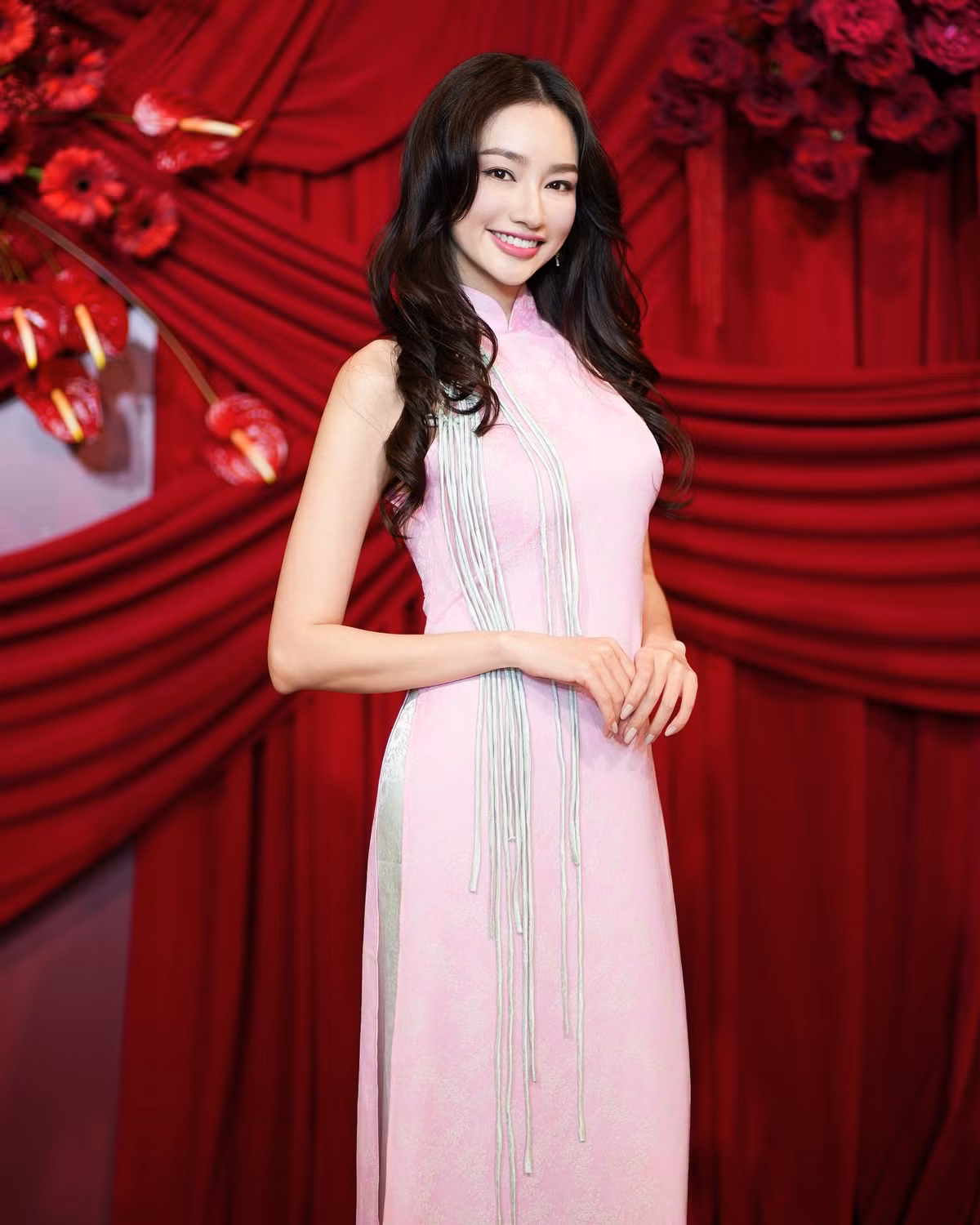 Trúc Diễm xinh đẹp khi diện áo dài cách tân. Ảnh: FB Trương Tri Trúc Diễm