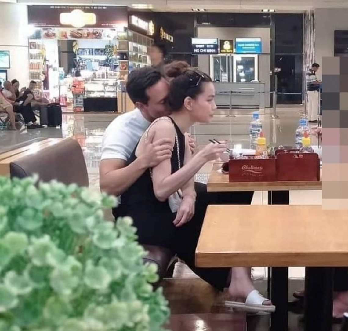 Cặp đôi thoải mái thể hiện tình cảm tại sân bay. Ảnh: Thương Trường