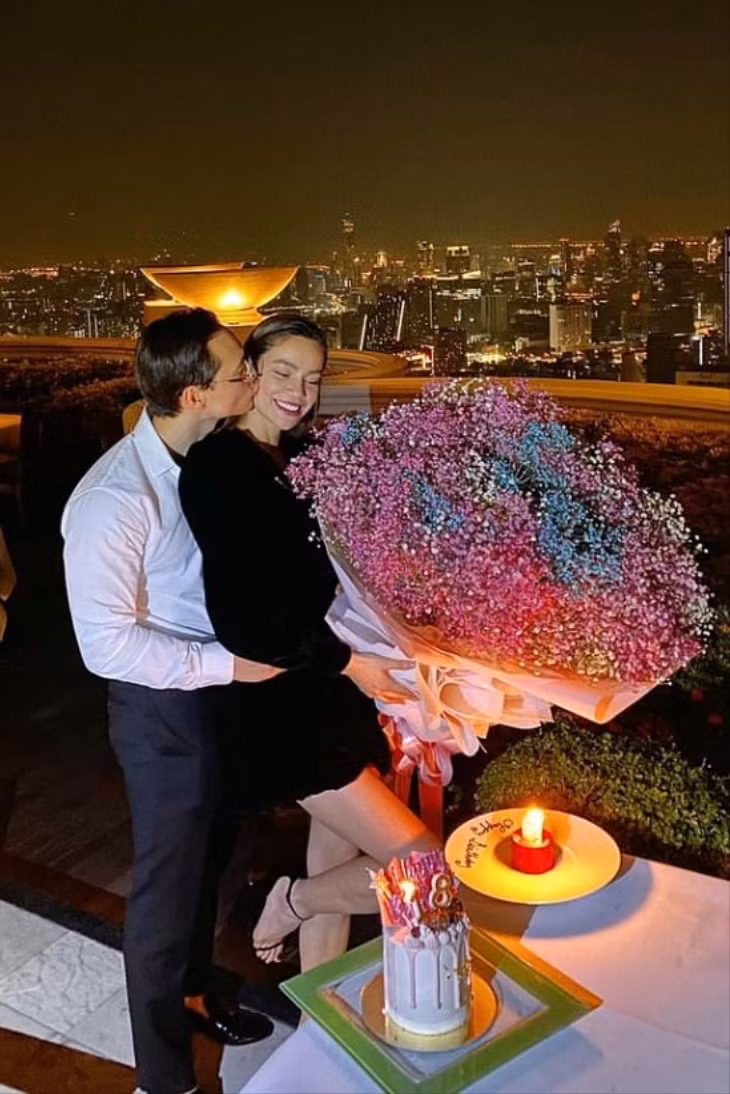 Kim Lý còn tặng vợ nụ hôn má khiến cô không giấu được niềm hạnh phúc. Ảnh: FB Ho Ngoc Ha