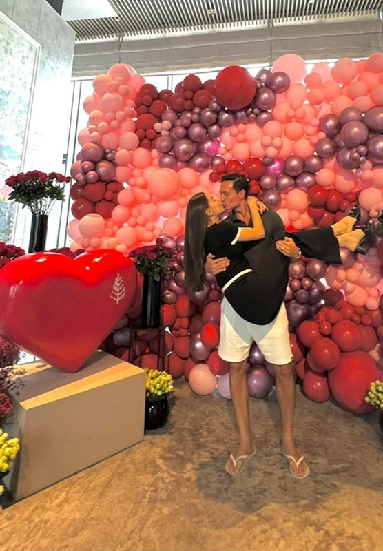 Từ những buổi dạo phố tay trong tay, những bữa tối lãng mạn dưới ánh nến, đến nụ hôn ngọt ngào, tất cả đều toát lên vẻ đẹp của một tình yêu viên mãn. Ảnh: FB Ho Ngoc Ha