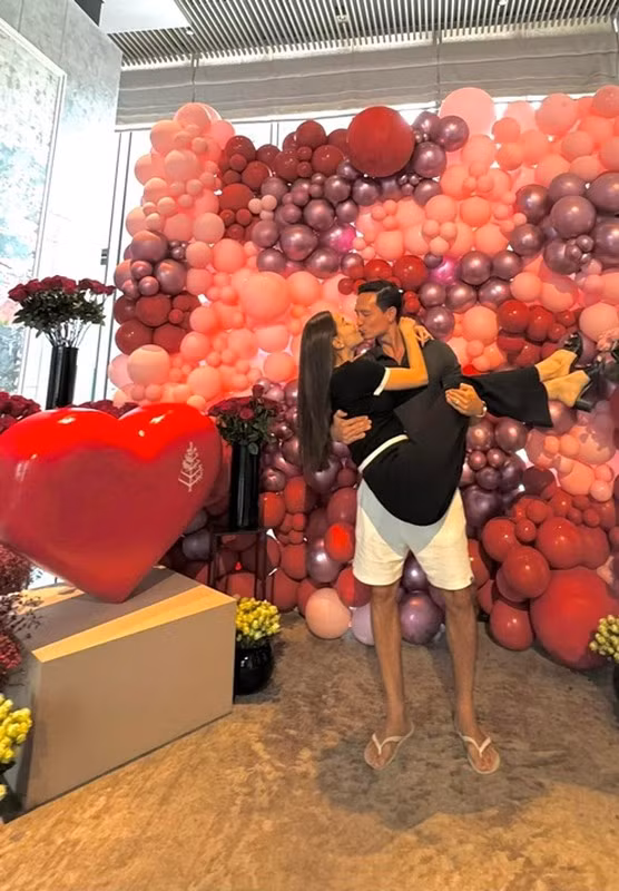 Từ những buổi dạo phố tay trong tay, những bữa tối lãng mạn dưới ánh nến, đến nụ hôn ngọt ngào, tất cả đều toát lên vẻ đẹp của một tình yêu viên mãn. Ảnh: FB Ho Ngoc Ha