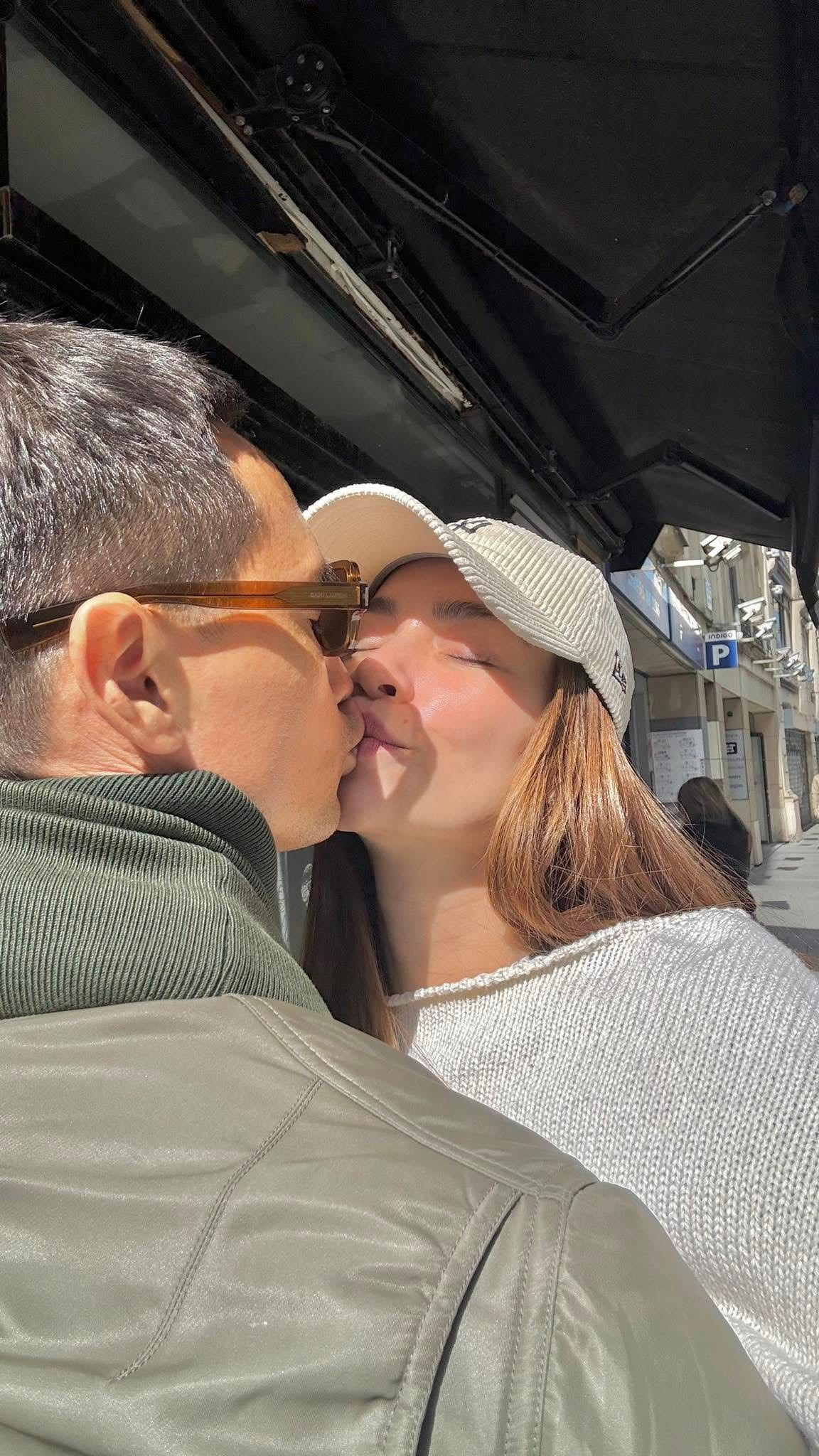 Hồ Ngọc Hà thoải mái khoe mặt mộc không son phấn khi trao nụ hôn cùng Kim Lý ở Paris. Ảnh: FB Ho Ngoc Ha