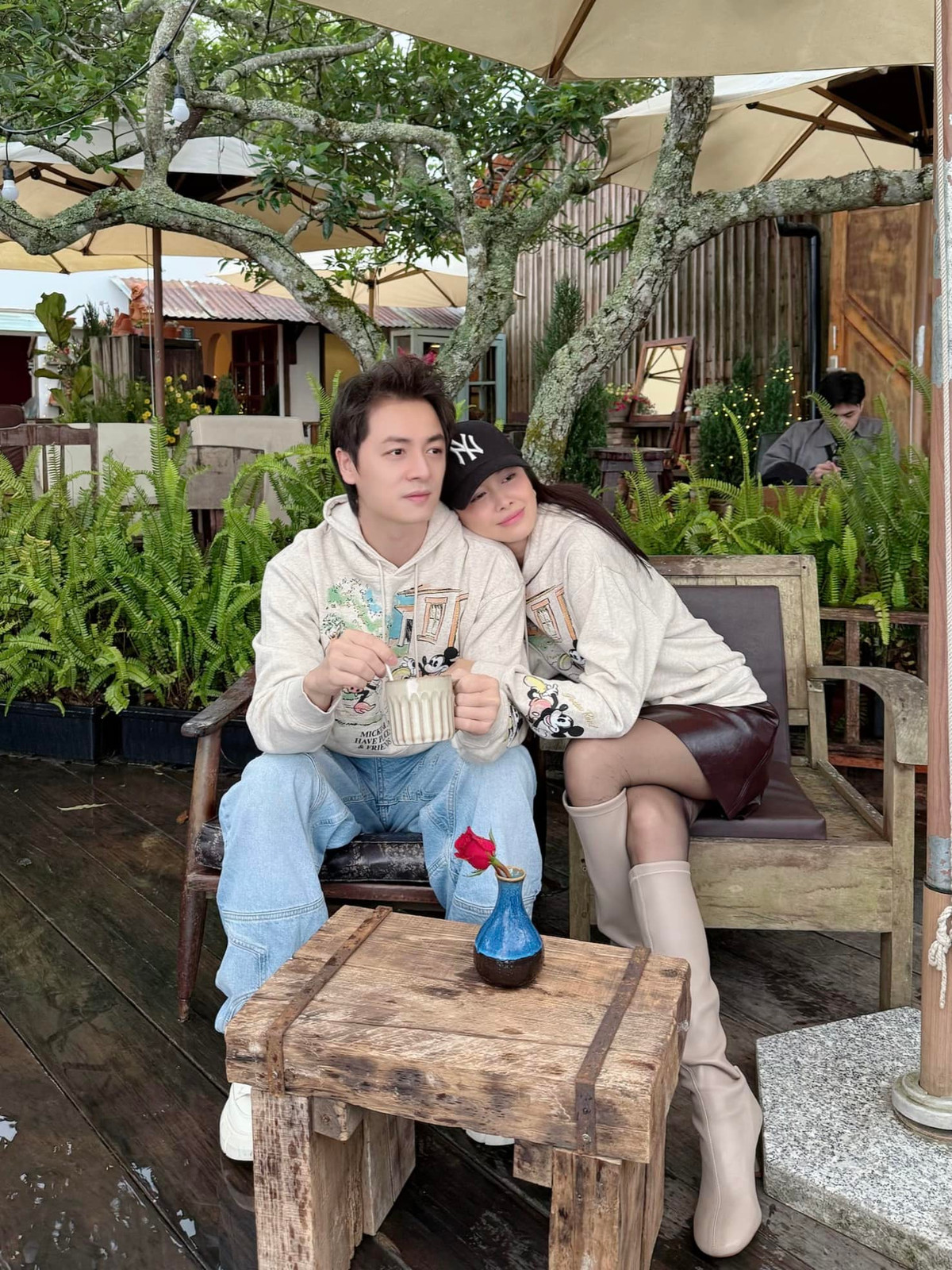 Vợ chồng ca sĩ Đăng Khôi tình tứ trong quán cà phê. Ảnh: FB Thuy Anh Le