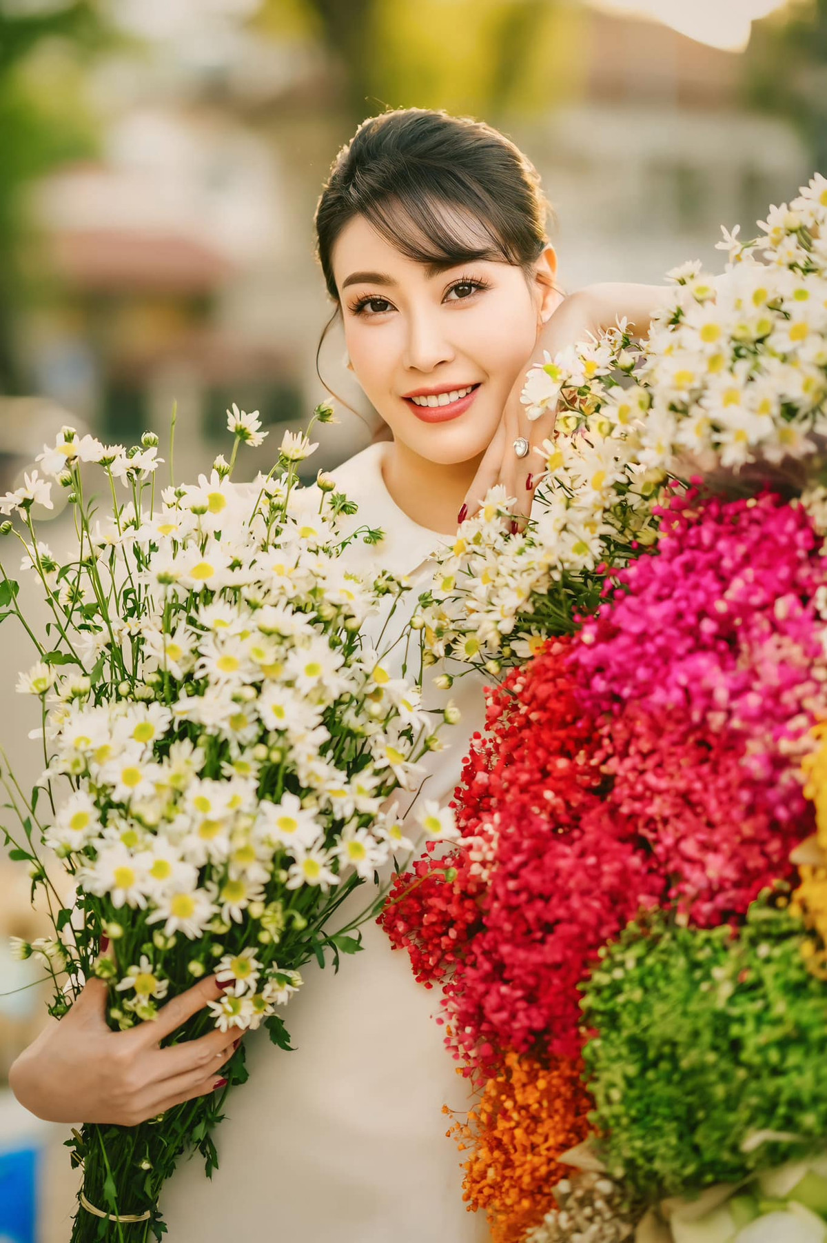 Hoa hậu Hà Kiều Anh khoe nét đẹp mặn mà bên những bó hoa đủ màu sắc. Ảnh: FB Ha Kieu Anh