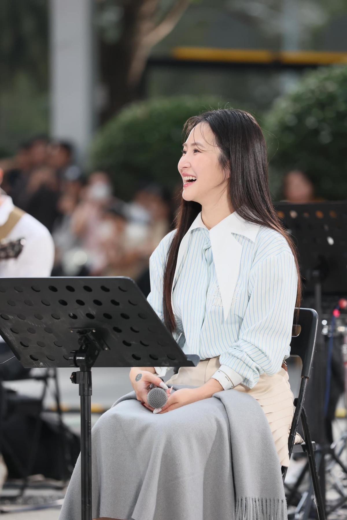 Hương Tràm cười tươi trên sân khấu. Ảnh: FB Hương Tràm Phạm