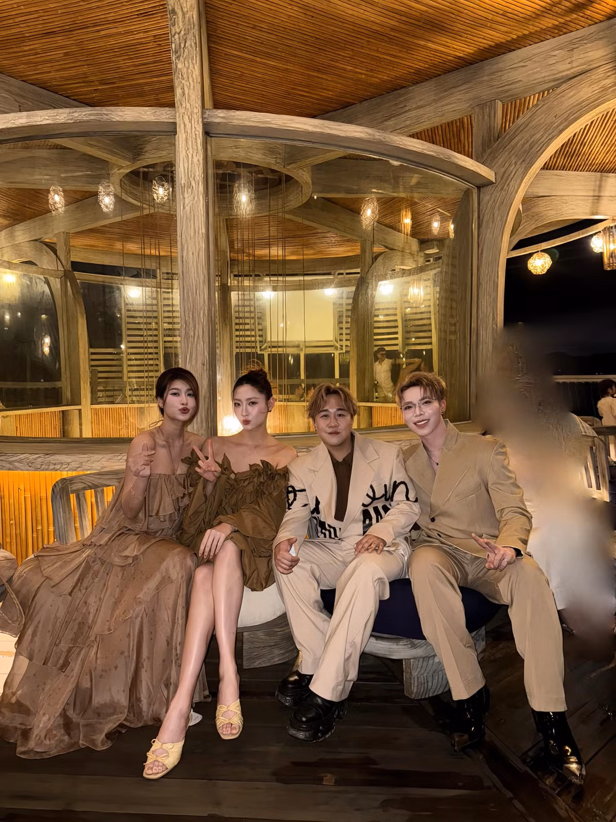 Thiên Ân, Lương Thuỳ Linh, Trung Quân, Erik lên đồ dự tiệc cưới của Salim. Ảnh: FB Lương Thùy Linh