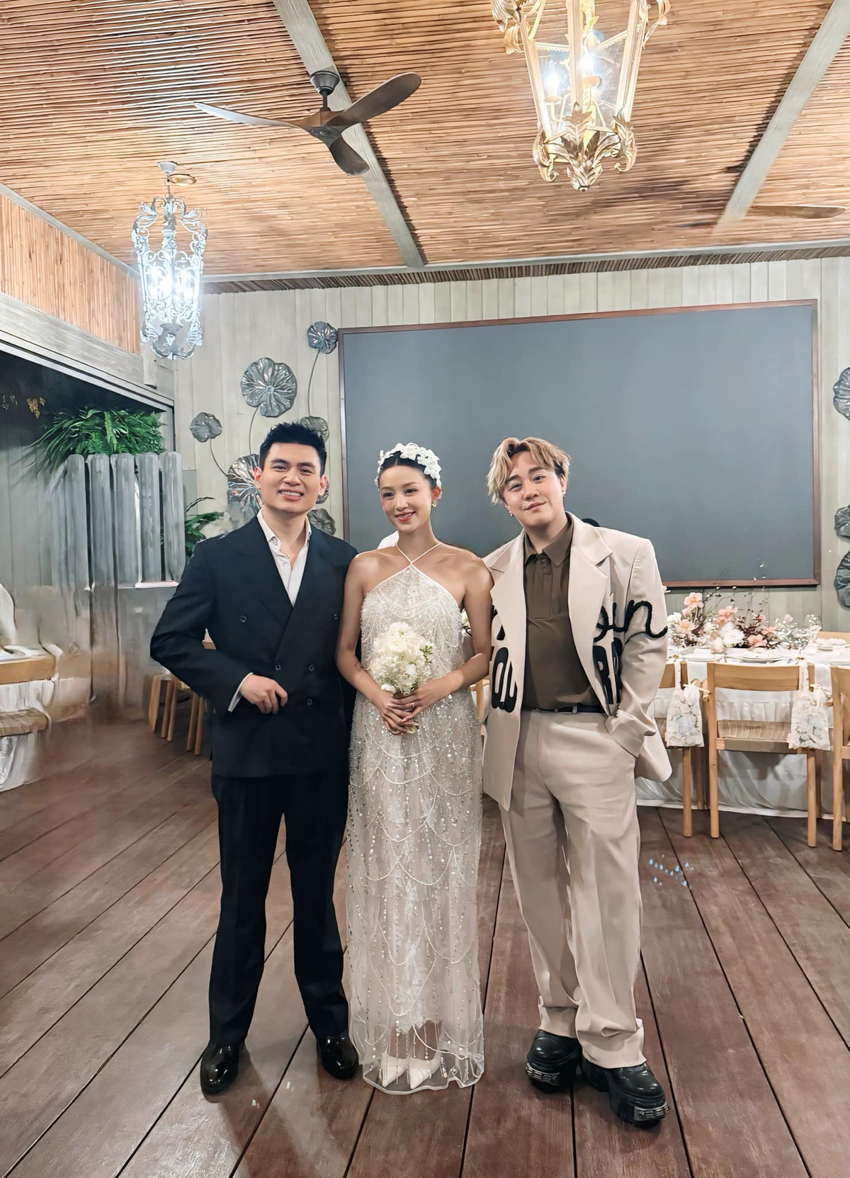 Trung Quân bảnh bao, chụp ảnh cùng cô dâu Salim và chú rể trong đêm tiệc. Ảnh: FB Trung Quân