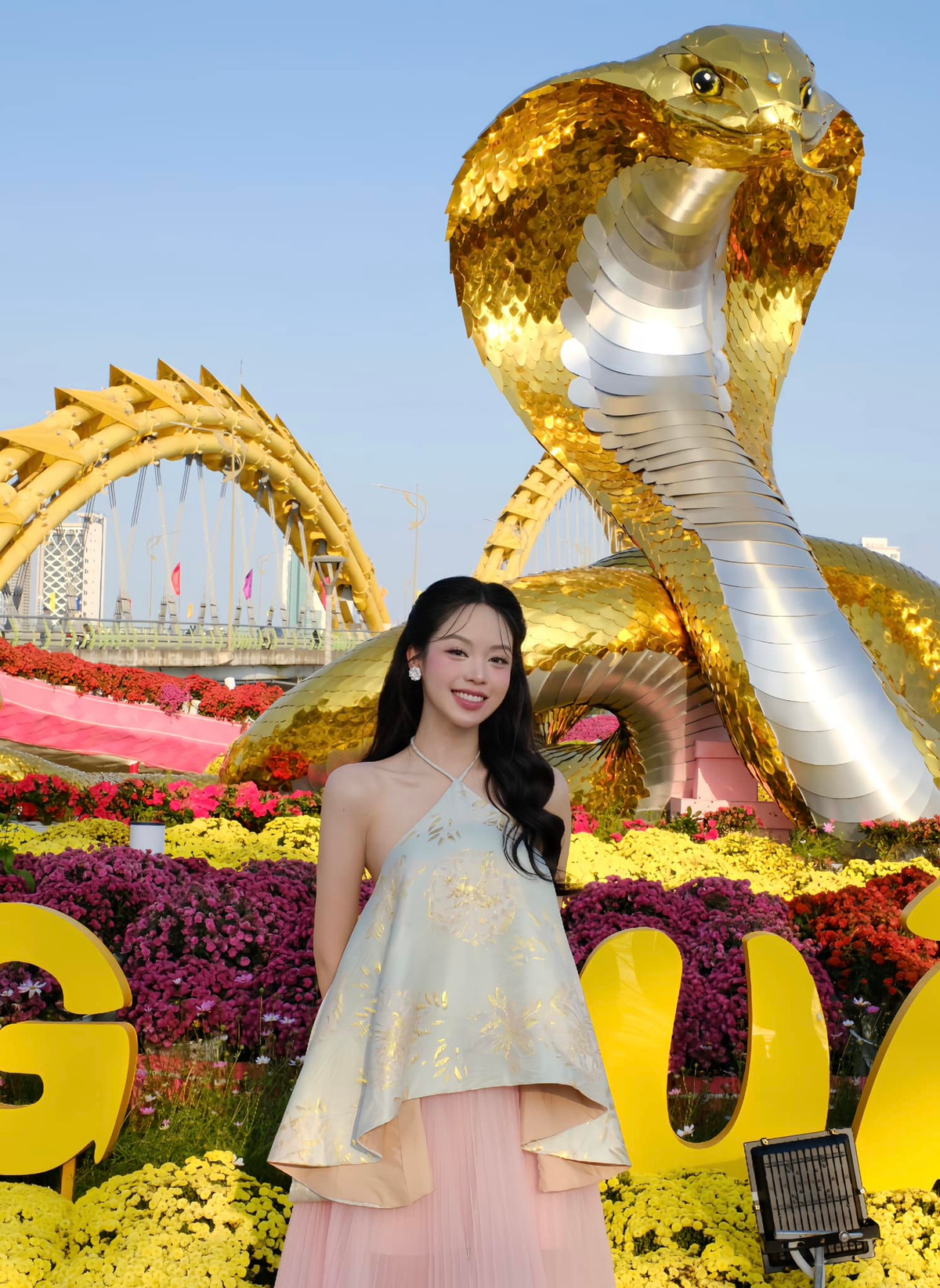 Hoa hậu Thanh Thuỷ check in với "bé Na" ở cầu Rồng, Đà Nẵng. Ảnh: FB Huỳnh Thị Thanh Thủy