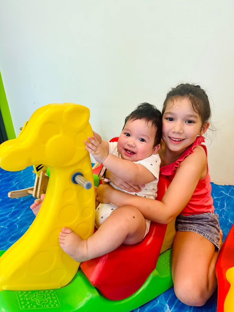 Siêu mẫu Hà Anh hạnh phúc khi con gái lớn đã biết trông em. Ảnh: FB Ha Anh Vu