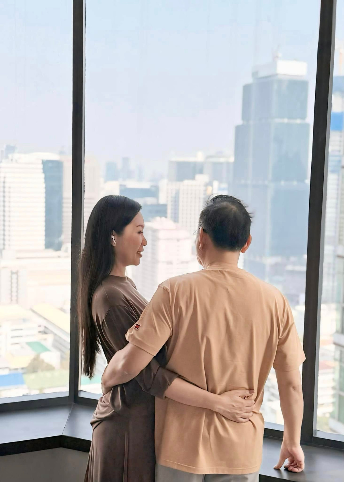 Á hậu Trịnh Kim Chi tình tứ bên ông xã. Ảnh: FB Trịnh Kim Chi