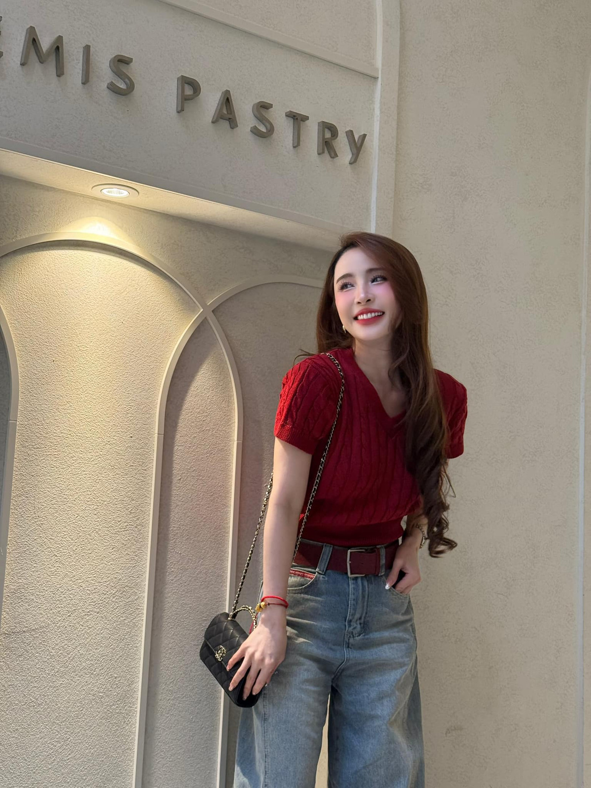 Quỳnh Nga tranh thủ post ảnh ở quán cafe. Ảnh: FB Phạm Quỳnh Nga