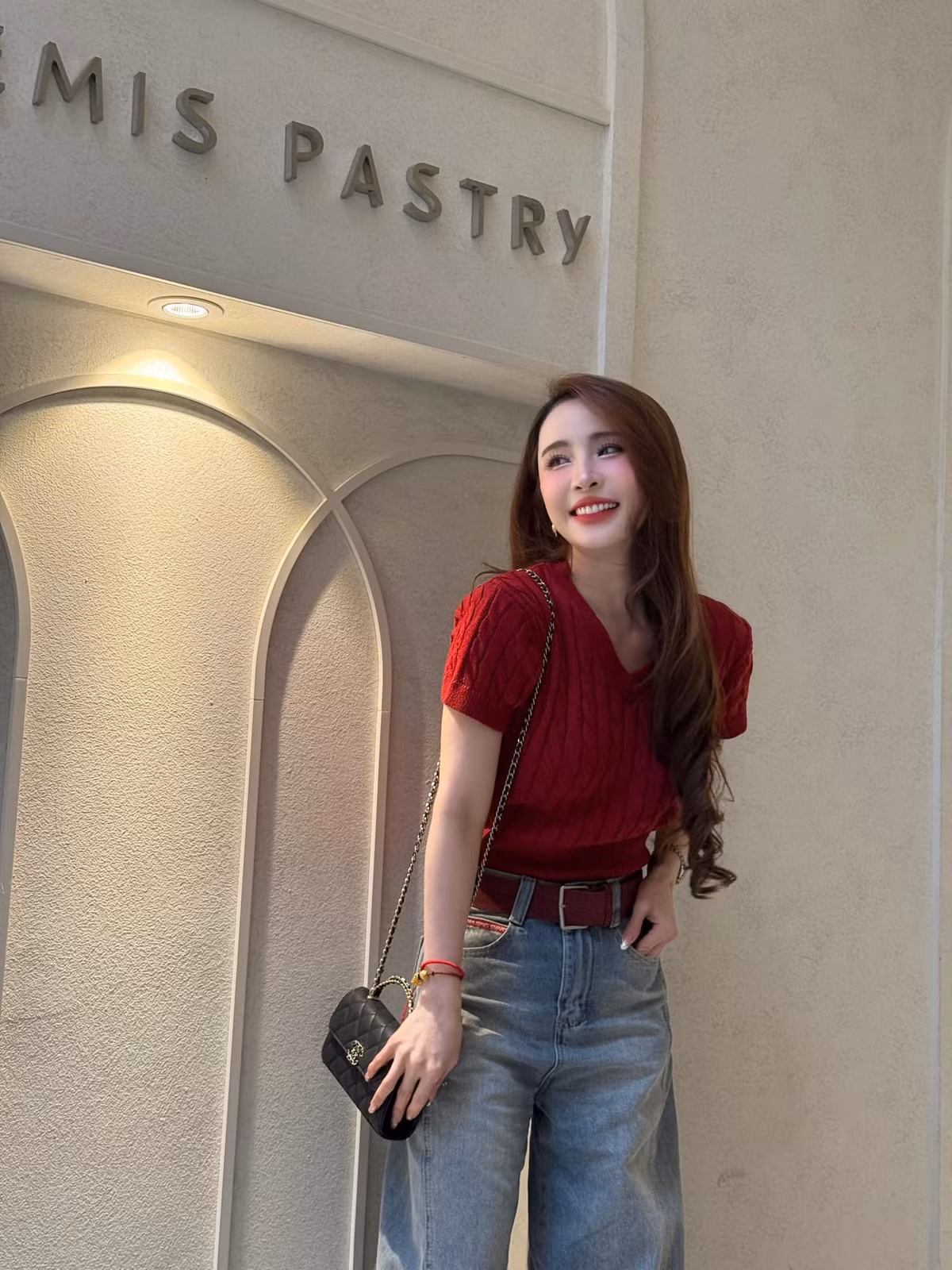 Quỳnh Nga tranh thủ post ảnh ở quán cafe. Ảnh: FB Phạm Quỳnh Nga