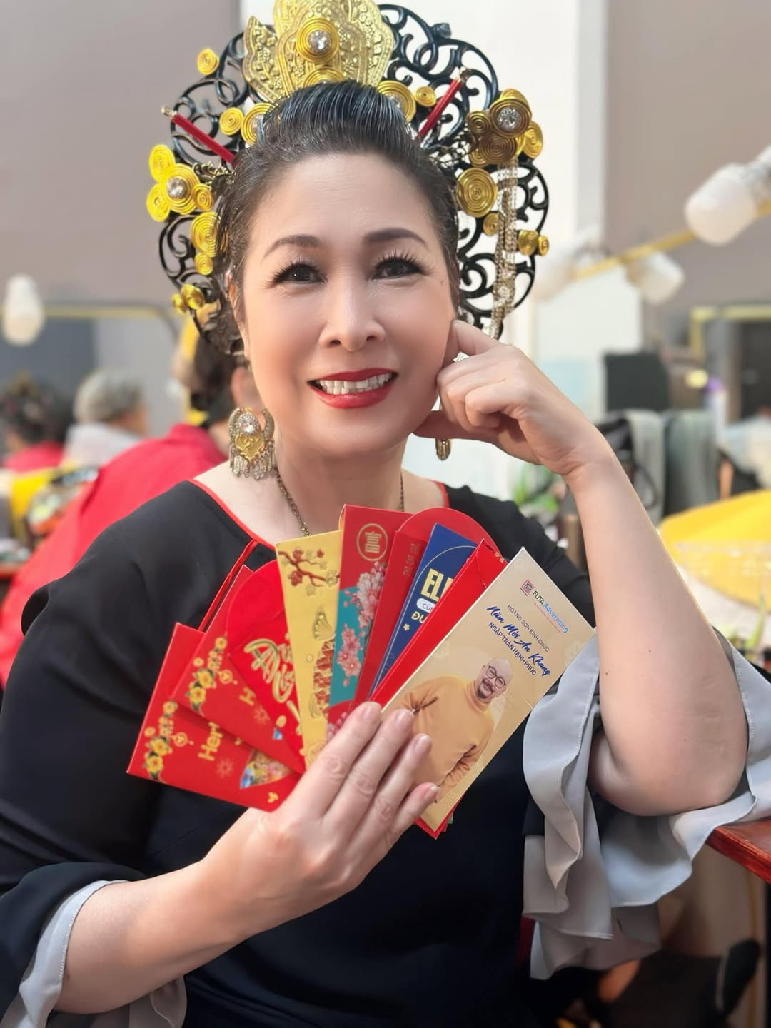 NSND Hồng Vân khoe nhận được nhiều tiền lì xì khi đi diễn dịp đầu năm mới. Ảnh: FB Hồng Vân