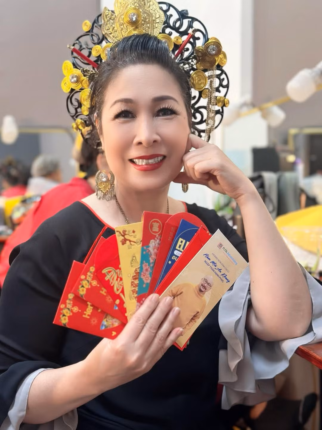 NSND Hồng Vân khoe nhận được nhiều tiền lì xì khi đi diễn dịp đầu năm mới. Ảnh: FB Hồng Vân