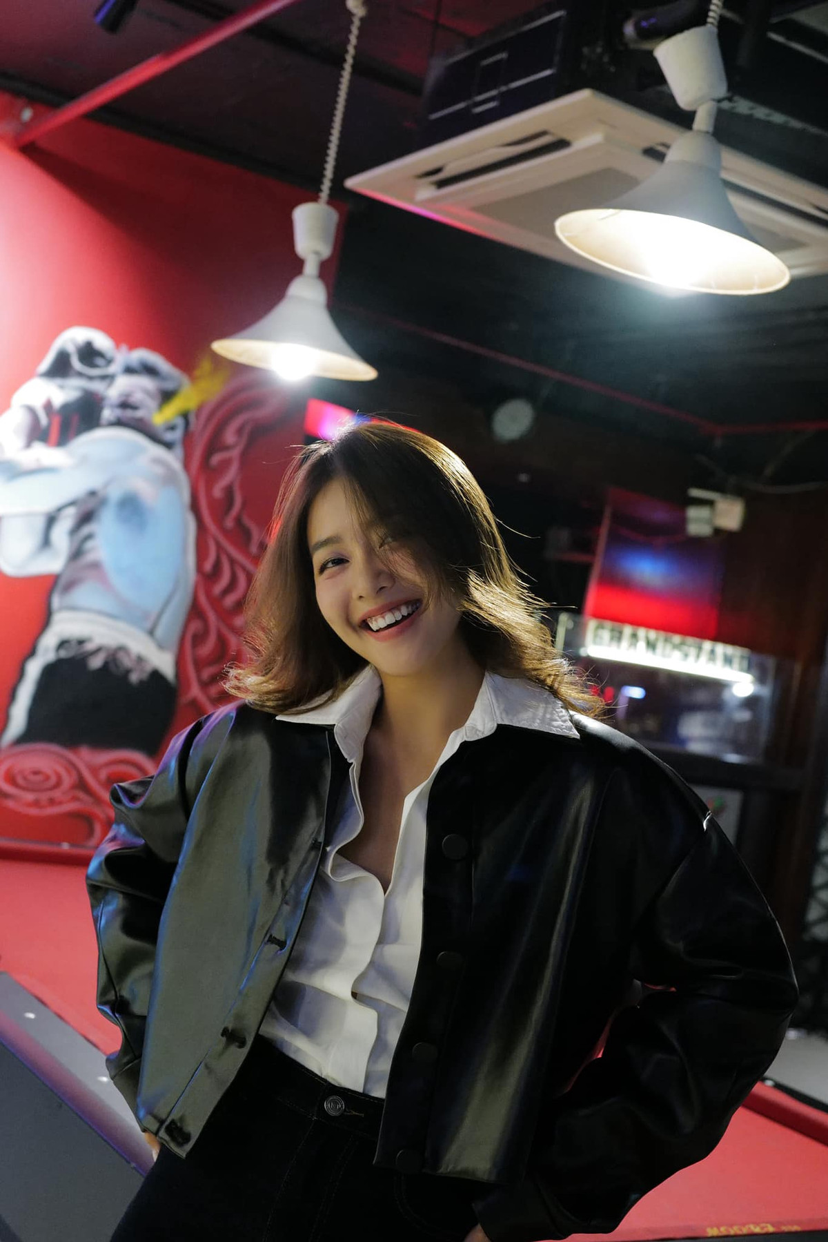 Khả Ngân xinh đẹp cá tính khi diện sơ mi trắng. Ảnh: FB Khả Ngân