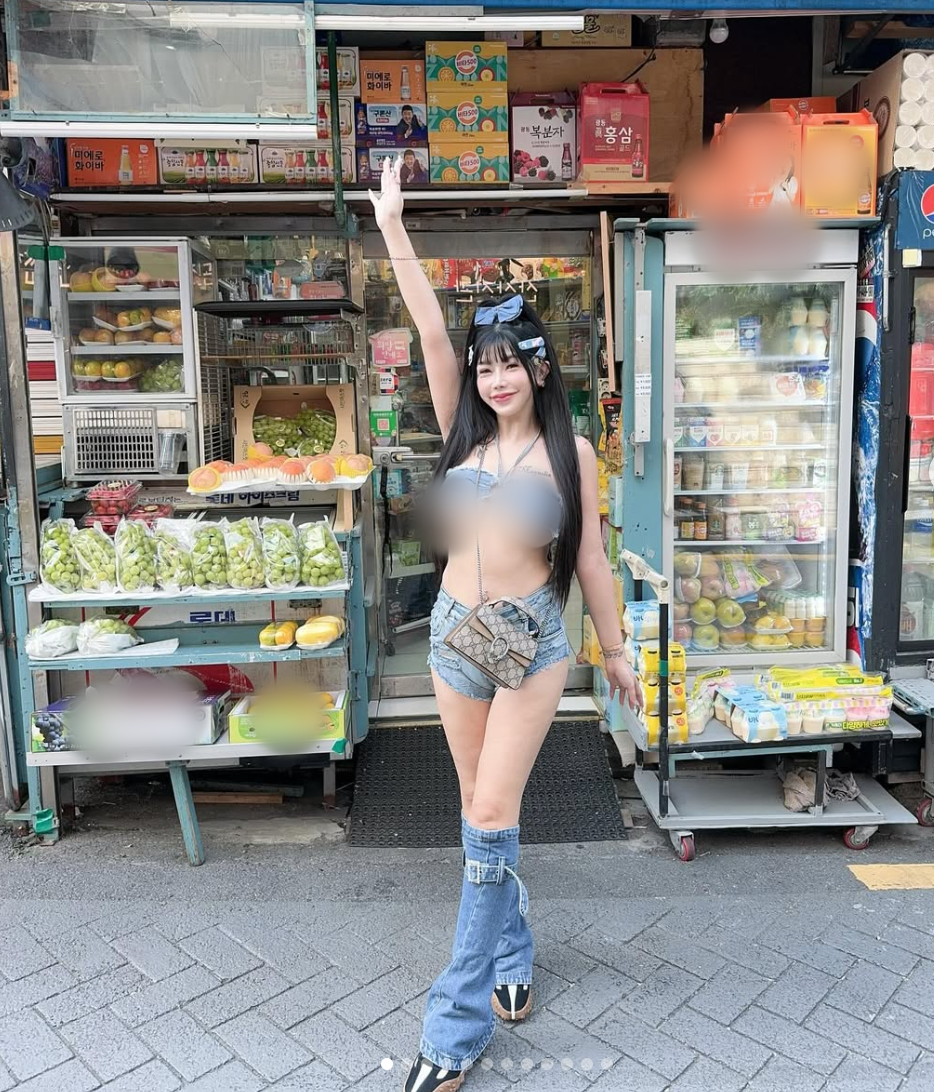 Tuy không sở hữu chiều cao khủng với đôi chân dài miên man thế nhưng mỹ nhân gợi cảm lại có những lợi thế khác.