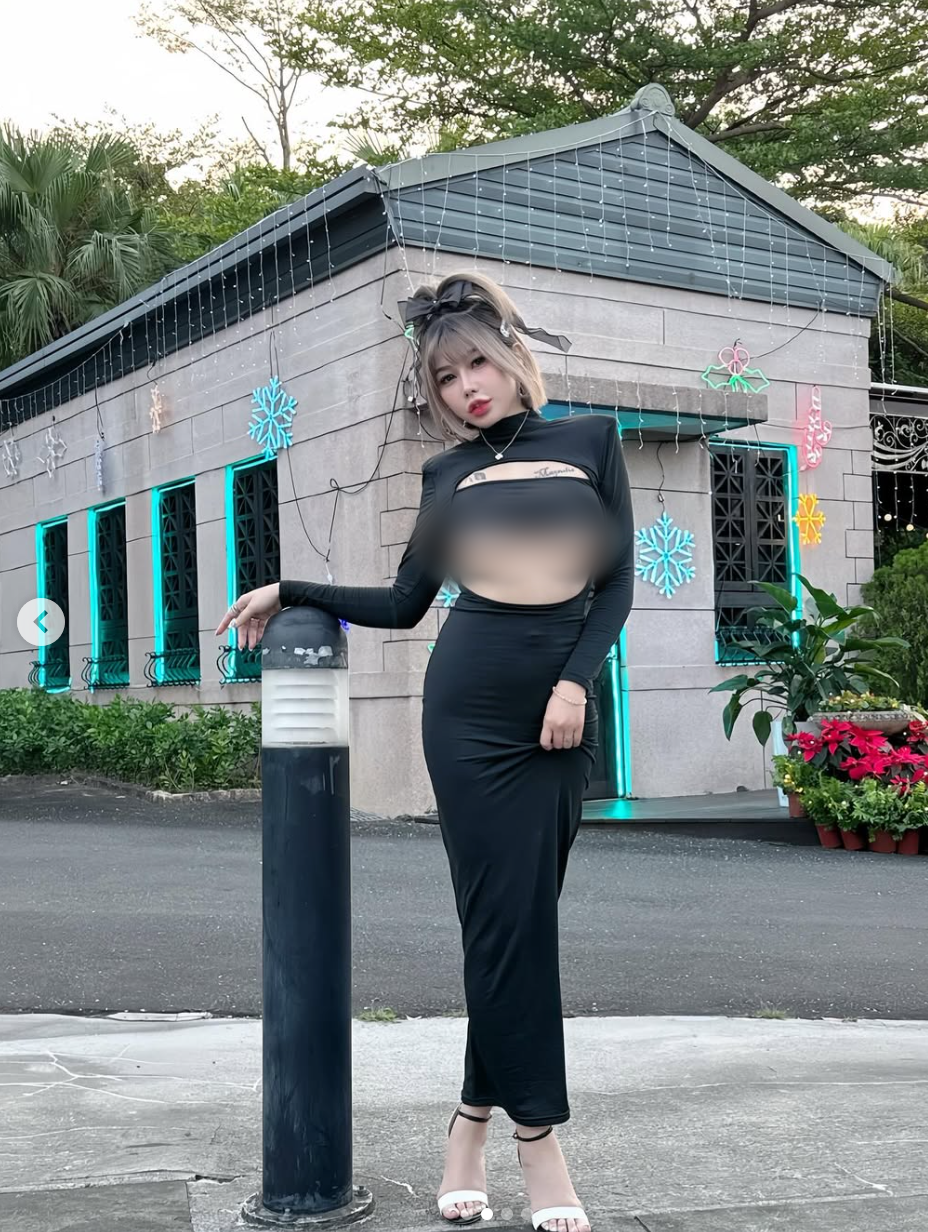 Hết diện áo trễ nải vòng 1, Trương Hi Hi còn mặc áo ngắn chỉ 3-5cm, để lộ phần lớn chân ngực.