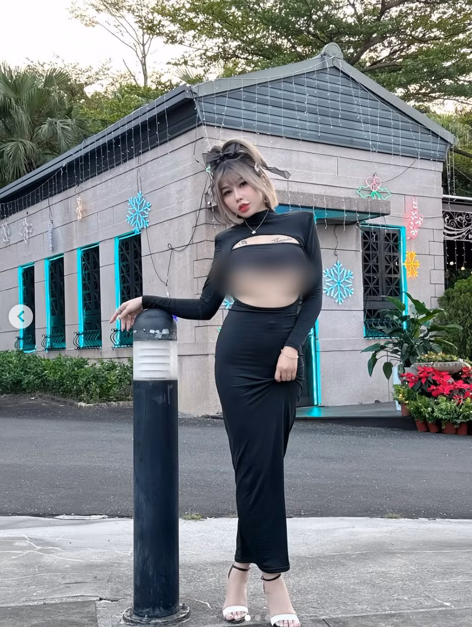 Hết diện áo trễ nải vòng 1, Trương Hi Hi còn mặc áo ngắn chỉ 3-5cm, để lộ phần lớn chân ngực.