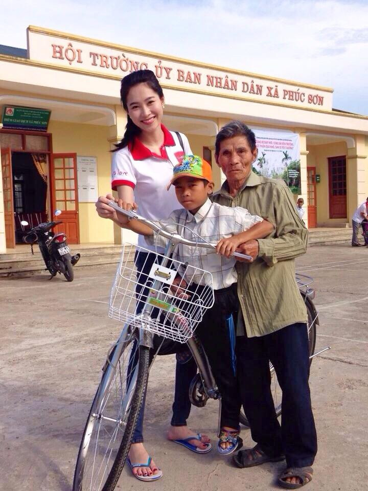 Hình ảnh đi dép xỏ ngón bình dị, nhan sắc vẫn cứ lung linh của Đặng Thu Thảo khi đi thiện nguyện cách đây 10 năm trước. Ảnh: Phụ nữ Thủ đô