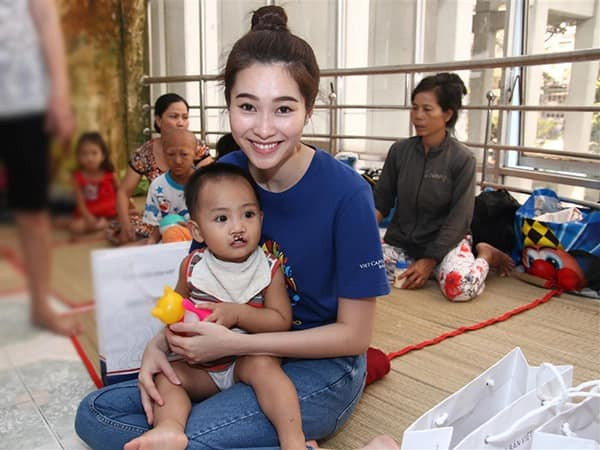 Đặng Thu Thảo gần như không trang điểm mỗi khi đi làm thiện nguyện. Ảnh: Phụ nữ Thủ đô