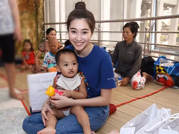 Đặng Thu Thảo gần như không trang điểm mỗi khi đi làm thiện nguyện. Ảnh: Phụ nữ Thủ đô