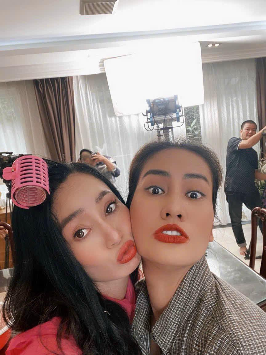 Quách Thu Phương thân thiết bên Minh Cúc ở hậu trường. Ảnh: FB Quách Thu Phương