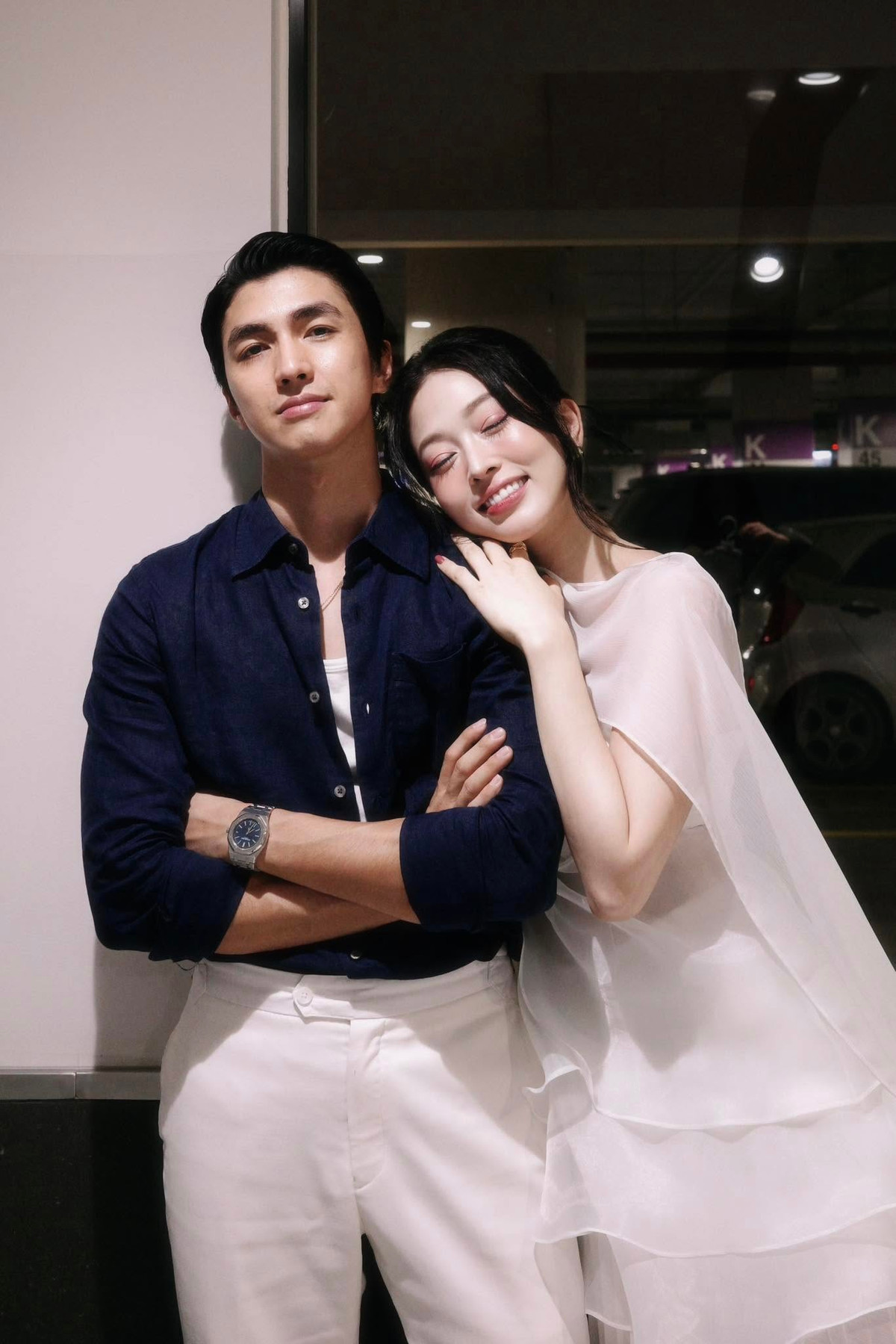 Diễn viên Bình An chụp ảnh bên vợ Phương Nga, anh không quên chia sẻ hài hước: "Râu tôm nấu với ruột bầu. Chồng làm, chồng nấu vợ gật đầu... Làm đê". Ảnh: FB Nguyễn Bình An