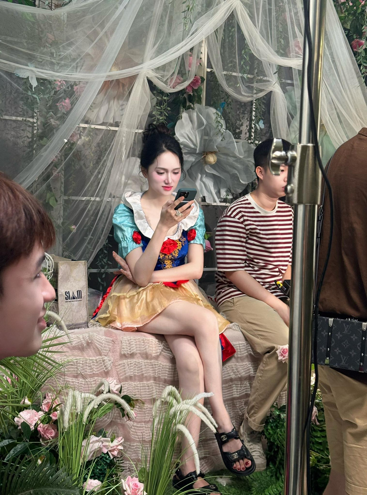 "Thôi tôi trốn vô rừng đây, kệ mấy bà!", Hương Giang Idol doạ trốn vào rừng. Ảnh: FB Nguyễn Hương Giang