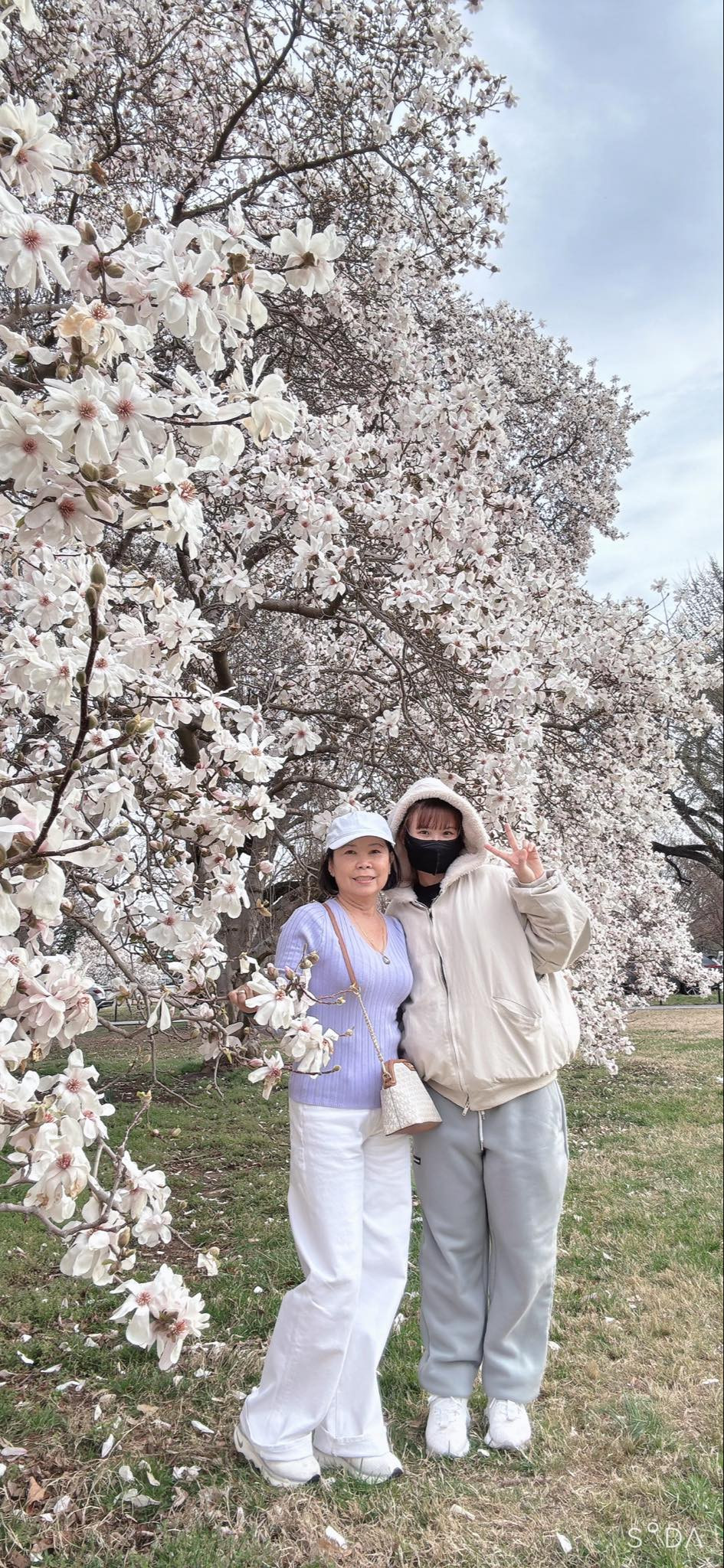 Khởi My cùng mẹ đi du lịch ở nước ngoài. Ảnh: FB Trần Khởi My