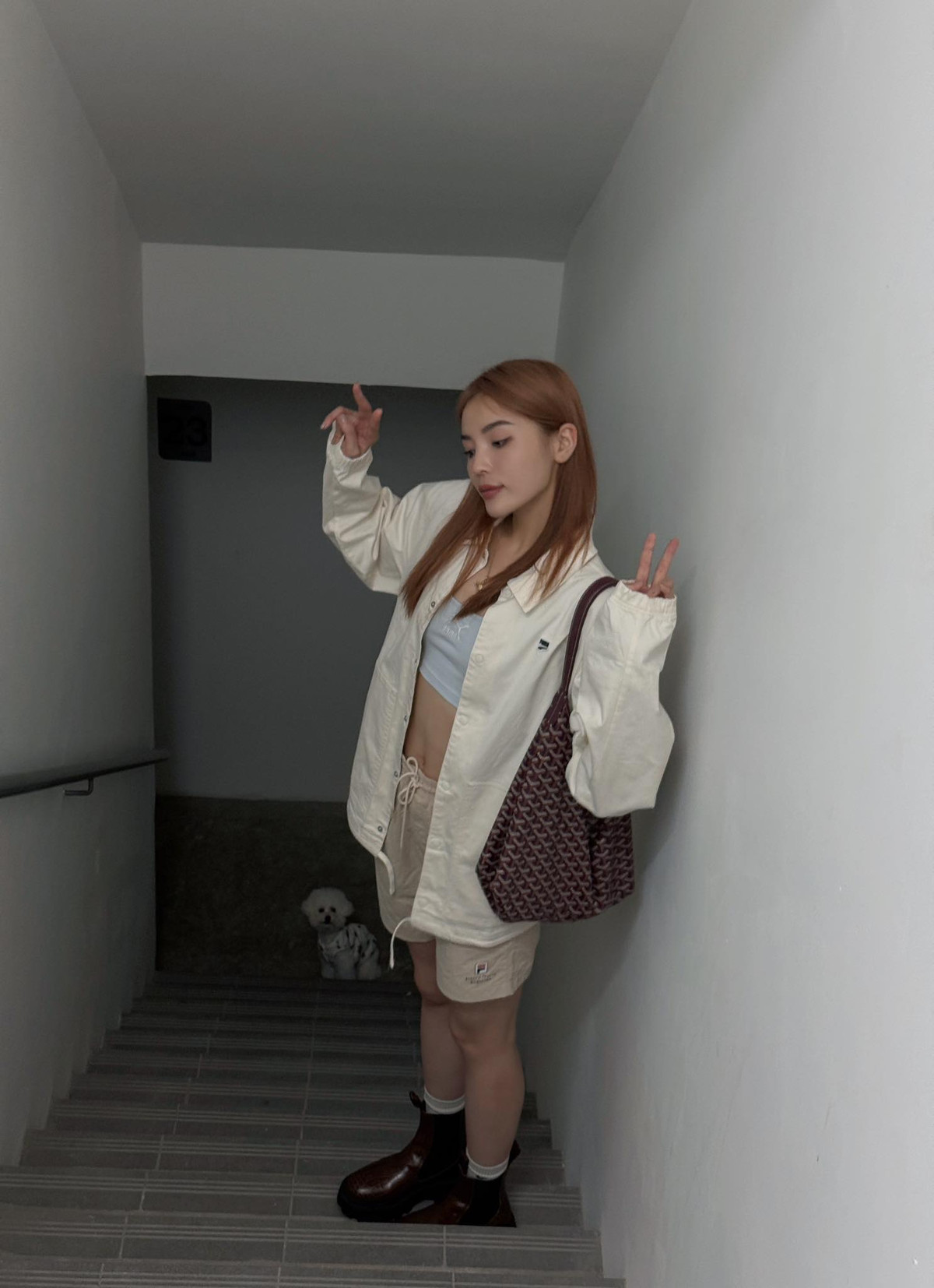  Tin tức sao Việt 24/3: Hoa hậu Kỳ Duyên pose dáng cùng cún cưng ở cầu thang. Ảnh: FB Nguyen Cao Ky Duyen