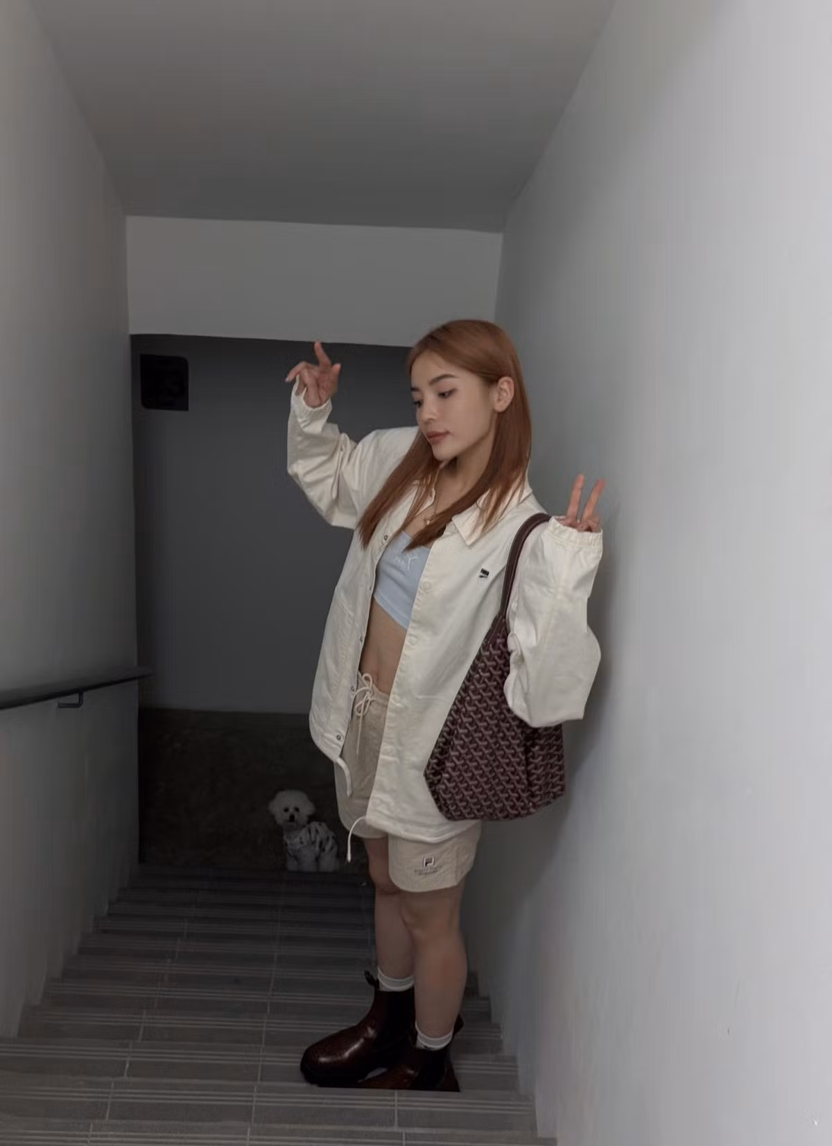  Tin tức sao Việt 24/3: Hoa hậu Kỳ Duyên pose dáng cùng cún cưng ở cầu thang. Ảnh: FB Nguyen Cao Ky Duyen