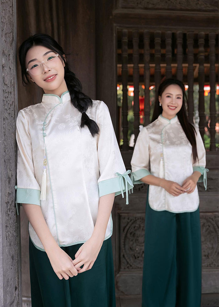 Mới đây trên trang cá nhân nữ diễn viên Hồng Diễm đăng loạt ảnh chụp cùng với con gái út. Ai xem ảnh cũng trầm trồ bé Thùy Linh cao lớn nhanh và ngày càng xinh. (Ảnh: FB Hồng Diễm)