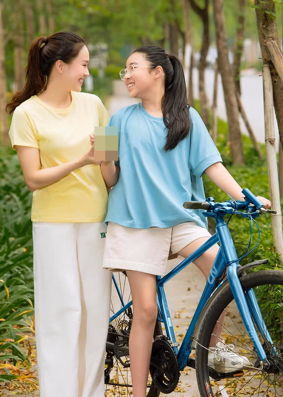 Năm 25 tuổi, Hồng Diễm lên xe hoa với một doanh nhân hơn cô 12 tuổi. Sau 17 năm chung nhà, vợ chồng cô có hai con, 1 trai, 1 gái. (Ảnh: FB Hồng Diễm)