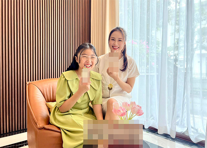 Nữ diễn viên sinh năm 1983 ít khi chia sẻ ảnh các con lên mạng xã hội. Trên trang cá nhân của cô chỉ thỉnh thoảng đăng ảnh hai mẹ con cùng quảng cáo cho một nhãn hàng nào đó. (Ảnh: FB Hồng Diễm)