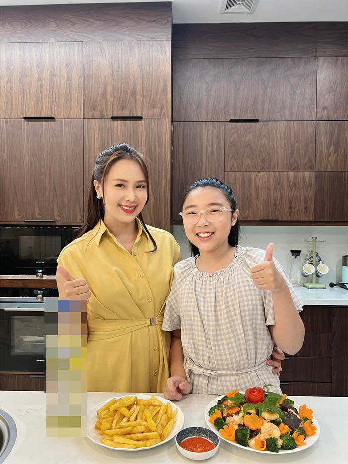 Bông thường xuất hiện với mẹ trong các quảng cáo. (Ảnh: FB Hồng Diễm)