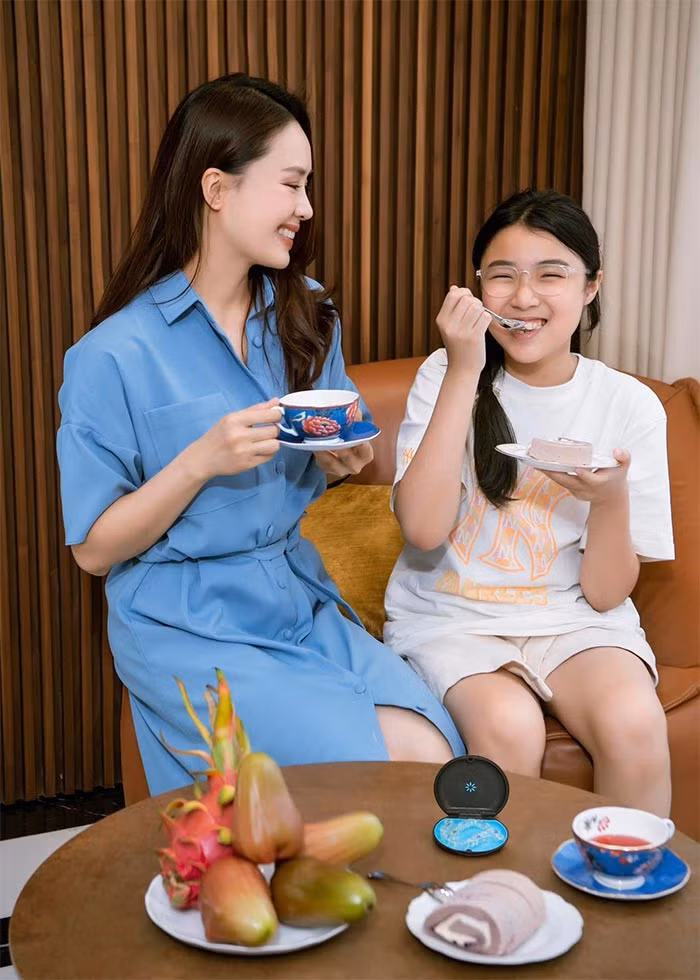 Bông có khá nhiều sở thích giống mẹ và có thể vào bếp phụ mẹ nấu những món ăn đơn giản. (Ảnh: FB Hồng Diễm)