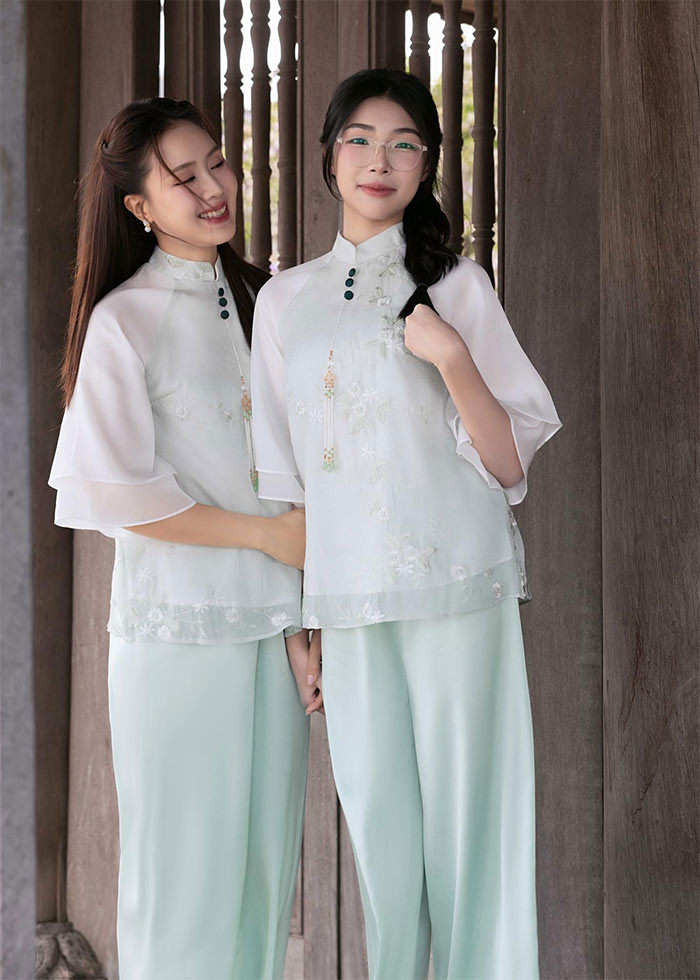 Theo chia sẻ của nữ diễn viên "Trạm cứu hộ trái tim", con gái giờ đã cao hơn cả cô. (Ảnh: FB Hồng Diễm)