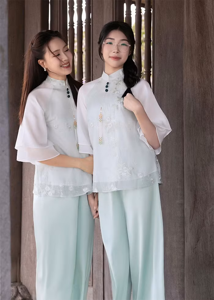 Theo chia sẻ của nữ diễn viên "Trạm cứu hộ trái tim", con gái giờ đã cao hơn cả cô. (Ảnh: FB Hồng Diễm)