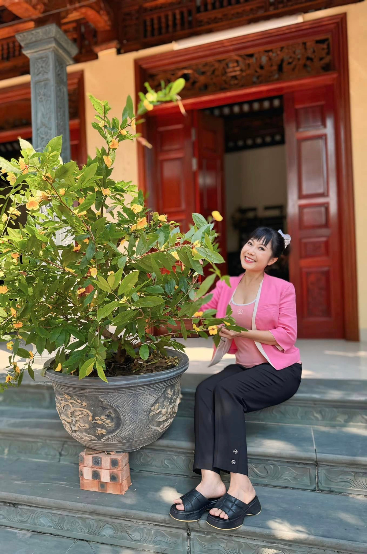 Ngoài đời, Hương Tươi là một người phụ nữ năng động, yêu đời. Ảnh: FB Trần Thu Hương