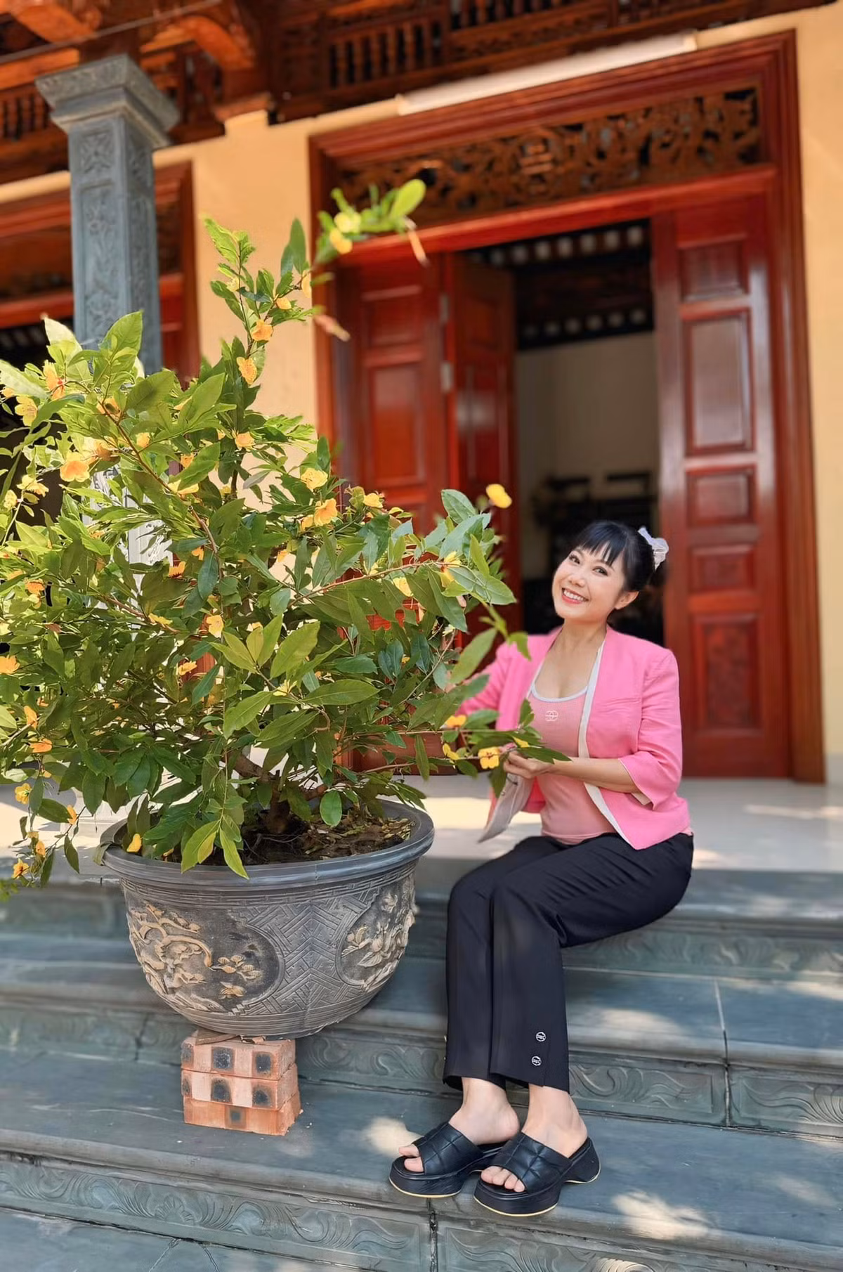 Ngoài đời, Hương Tươi là một người phụ nữ năng động, yêu đời. Ảnh: FB Trần Thu Hương