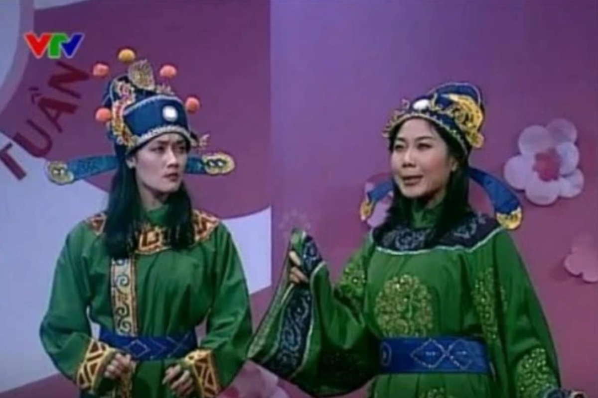 Trong dàn nữ nghệ sĩ đóng Táo quân còn gây chú ý bởi cái tên Hương Tươi. Năm 2003, chị được đạo diễn Khải Hưng mời đóng tiểu phẩm hài Tấm Cám (số thứ 2) của chương trình Gặp nhau cuối tuần. Nữ nghệ sĩ vào vai Táo Văn nghệ đóng cặp cùng nghệ sĩ hài Vân Dung (vai Táo Xã hội). Ảnh: VTV