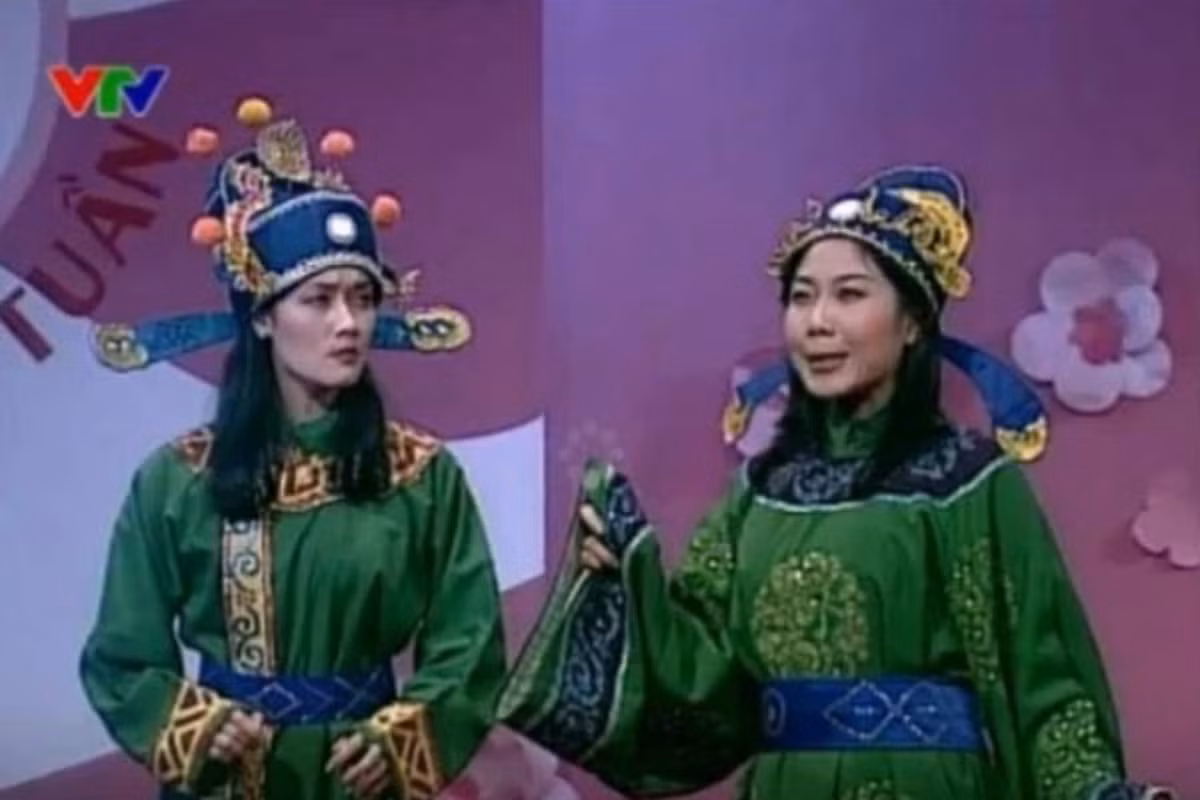 Trong dàn nữ nghệ sĩ đóng Táo quân còn gây chú ý bởi cái tên Hương Tươi. Năm 2003, chị được đạo diễn Khải Hưng mời đóng tiểu phẩm hài Tấm Cám (số thứ 2) của chương trình Gặp nhau cuối tuần. Nữ nghệ sĩ vào vai Táo Văn nghệ đóng cặp cùng nghệ sĩ hài Vân Dung (vai Táo Xã hội). Ảnh: VTV